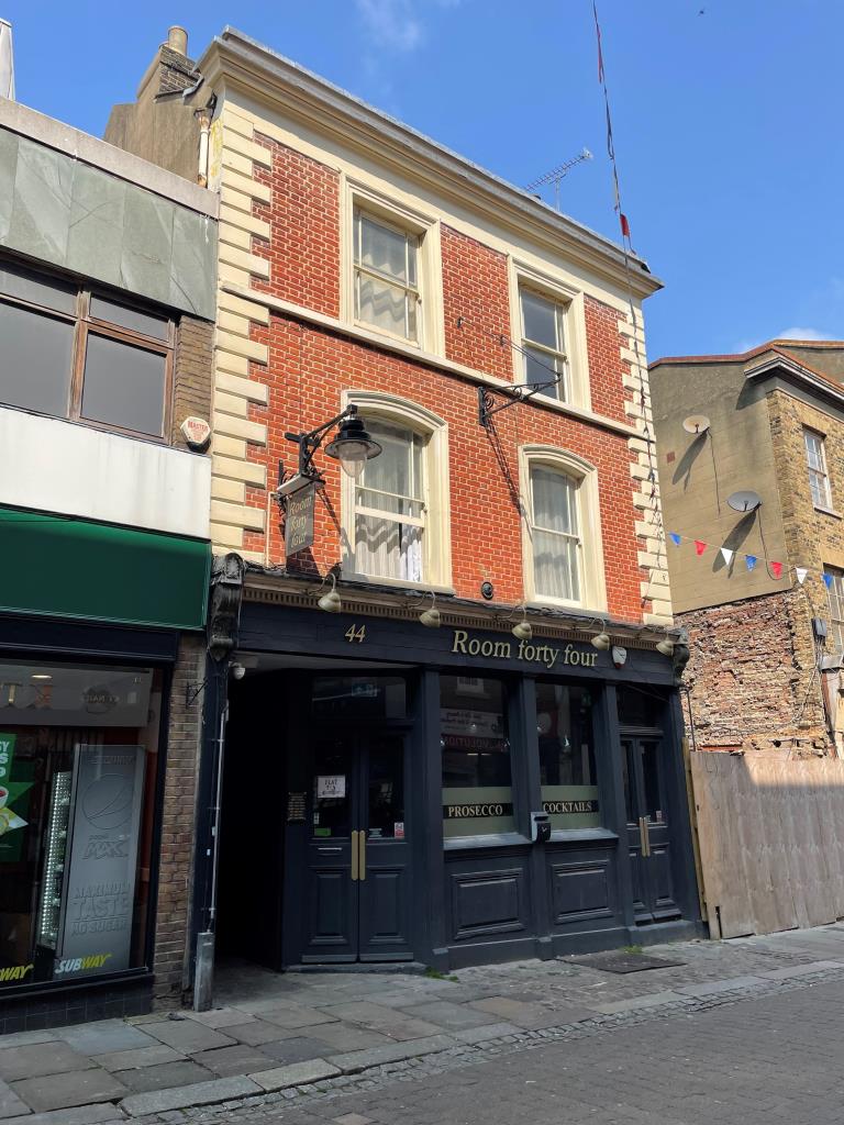 Lot: 93 - COMMERCIAL PROPERTY WITH FOUR STUDIO FLATS - Period high street building